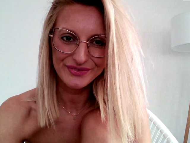 Fotogrāfijas RachellaFox Sexy blondie - glasses - dildo shows - great natural body,) For 500 i show you my naked body @remain