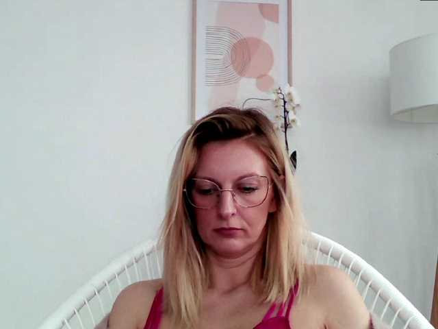 Fotogrāfijas RachellaFox Sexy blondie - glasses - dildo shows - great natural body,) For 500 i show you my naked body @remain