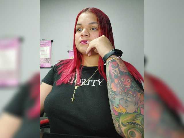Fotogrāfijas SaamyRed Hello guys, today I am in my work office, we are going to have a good time but without making a lot of noise, my love Lush is on, send me vibrations and make me moan of pleasure #curvy #bigass #squirt #cum #anal