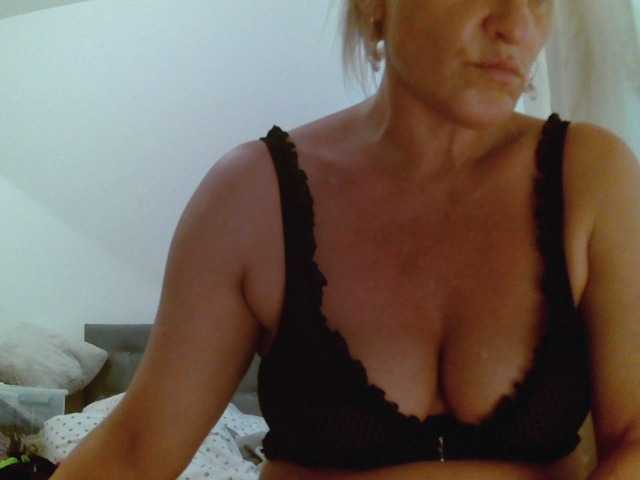 Fotogrāfijas Sandyforyou i am horny bitch . I love cocks. Wanna show my wet pussy??