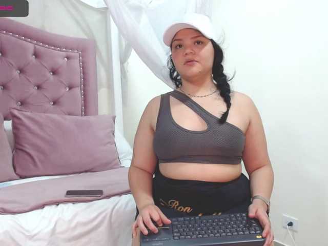 Fotogrāfijas SharlotteThom hi guys wolcome too my room// show oios 25 tks // spank ass 65 // come and difruta on my naughty side today and willing to play a lot with you!!