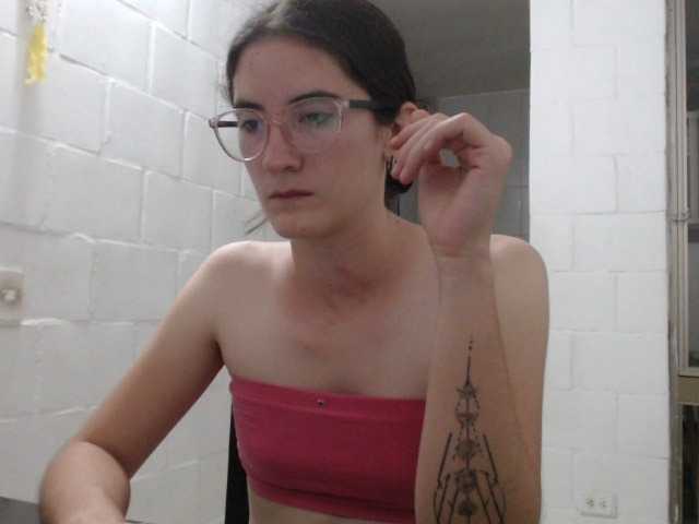 Fotogrāfijas SophiaHydes play and spit tits, naked all my little body for 10min #pettite #hot #18 #cumforme