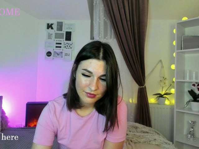 Fotogrāfijas SophiaLeone18 first day here I am Lara #18 #new #brunette #bisexual #dildo join me and let's f.ck