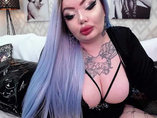 Fotogrāfijas SavageQueen Welcome in my rooom! Tattooed busty fuck doll with perfect deepthroat skills and more and more. Wanna play? Tip your Queen! Kisses :)